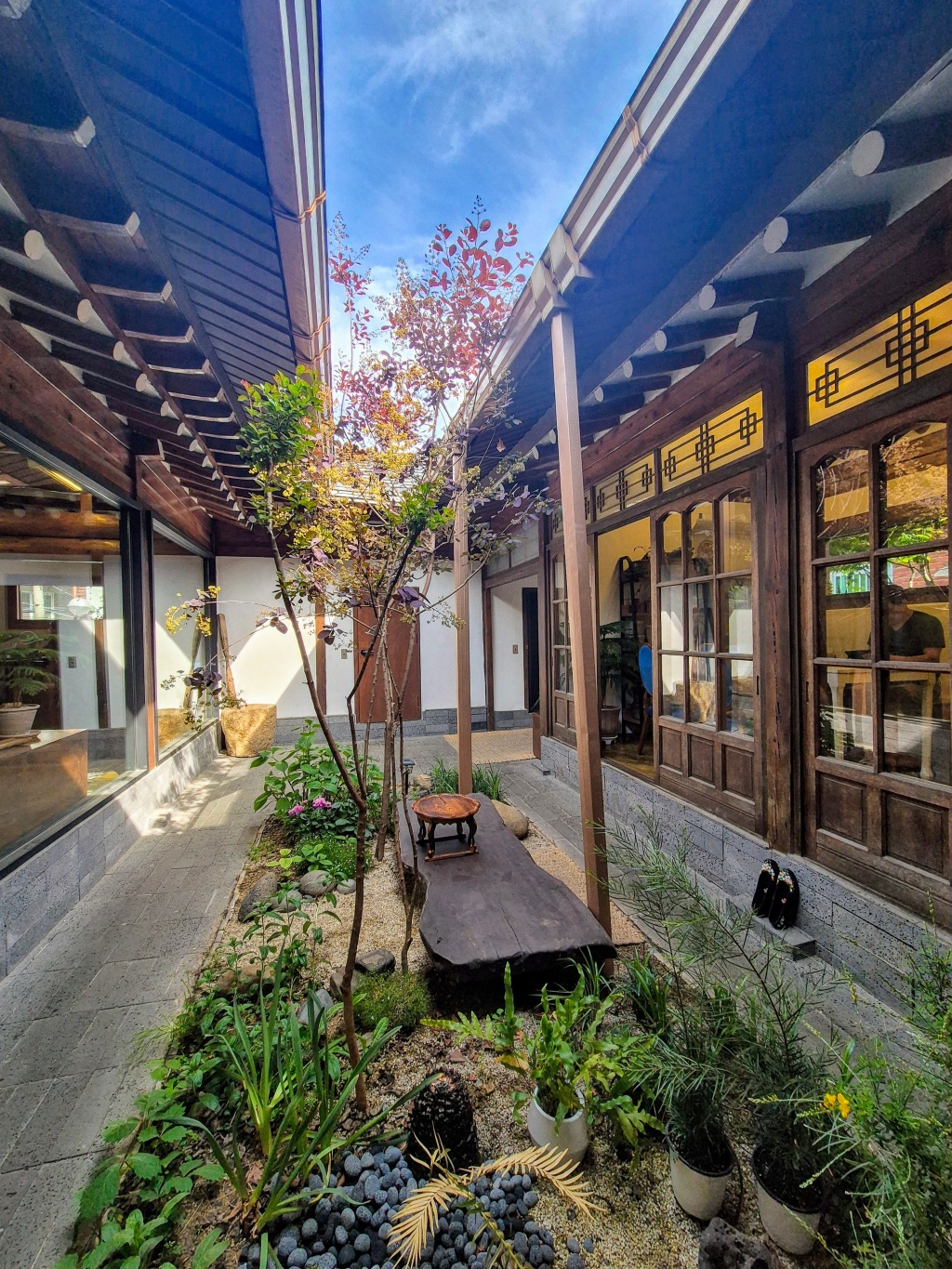 THE OPENING PORT: cafetería en una casa estilo hanok